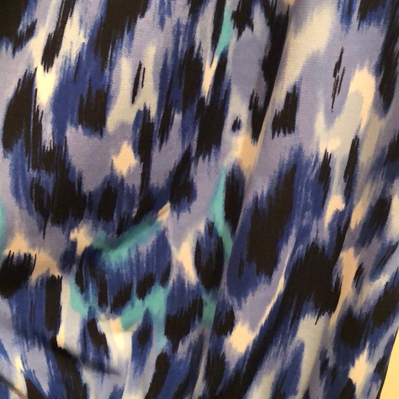 Blue keyhole V-neck no sleeve Tunic - Picture 2 of 3